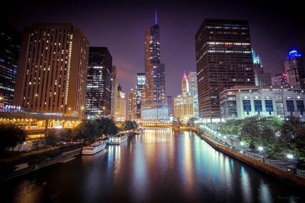 Rascacielos nocturnos en Chicago