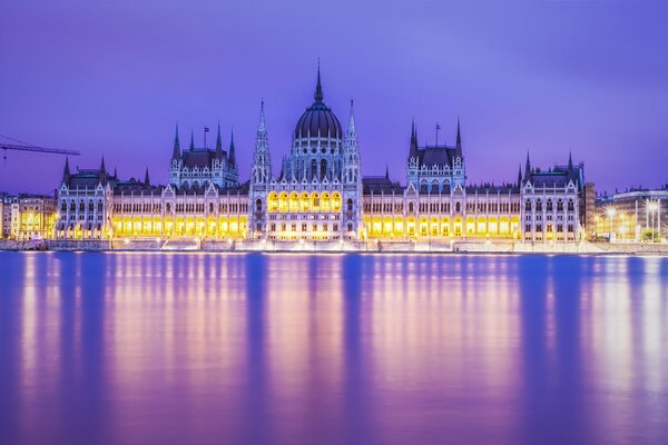 Iluminacja budynku parlamentu na rzece w Budapeszcie