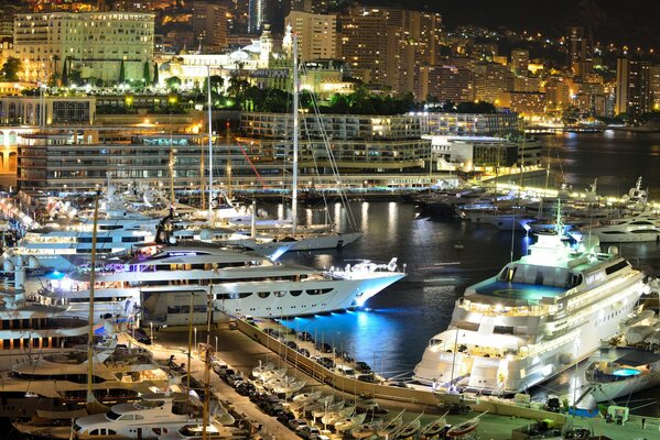 Jachty w Monako na tle wieczornych świateł