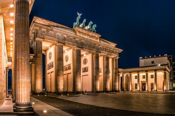 Luces de la noche de la ciudad puerta de Brandenburgo