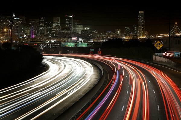 Autoroute urbaine colorée enragée