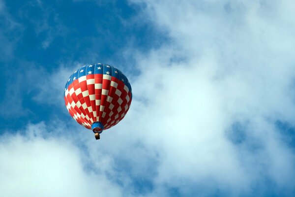 Palloncino su uno sfondo di cielo blu e nuvole