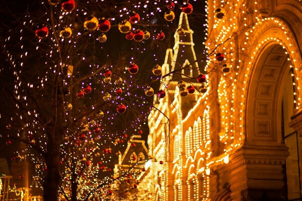 Abendstadt in Lichtern vor Weihnachten