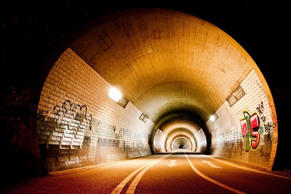 Fajny nowoczesny tunel wysokiej jakości