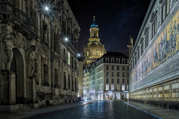 Belle rue dans la nuit