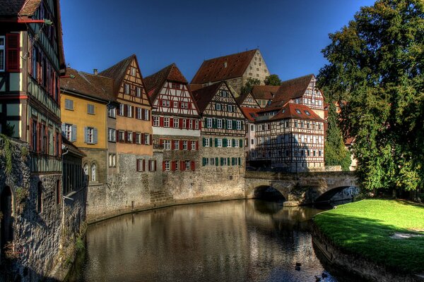 Fluss mit Momtov in der Stadt Schanbisch Hall