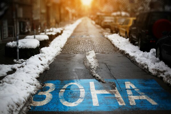 Confine di zona sulla strada per il sole