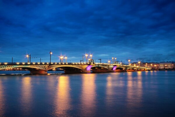 Ponte luminoso sul fiume notturno