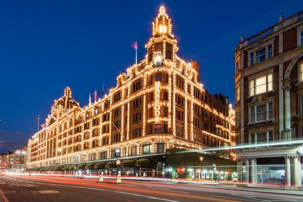 Foto del grande magazzino harrods a Londra nelle luci