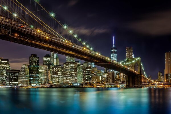 Brücke im nächtlichen New York über dem Fluss