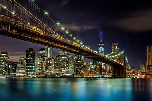 Pont dans la nuit de New York sur la rivière