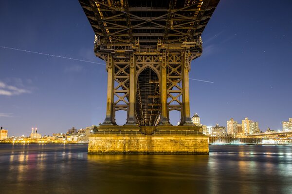 Nocny Nowy Jork. Światła w nocy przy moście w Nowym Jorku