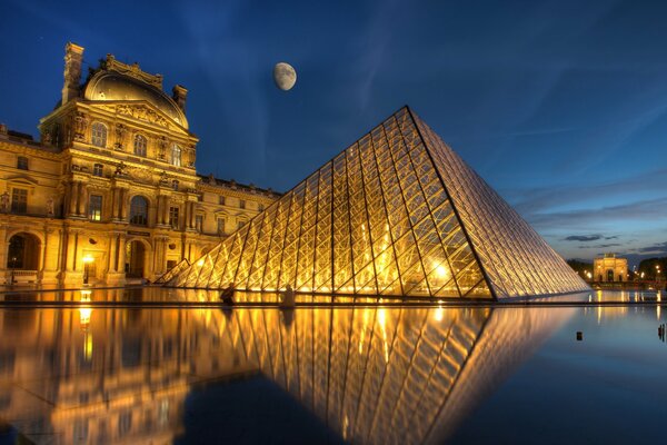 Der bunte Louvre in Frankreich in Paris