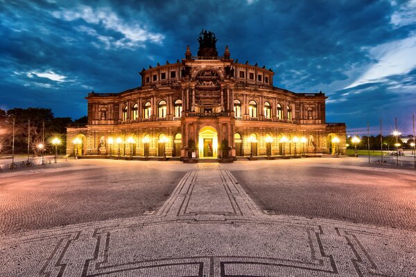 Theaterplatz der nächtlichen deutschen Stadt