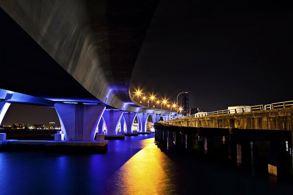 Майами ночью. Мост в городе