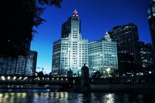 Vista nocturna de edificios en Chicago, Estados Unidos