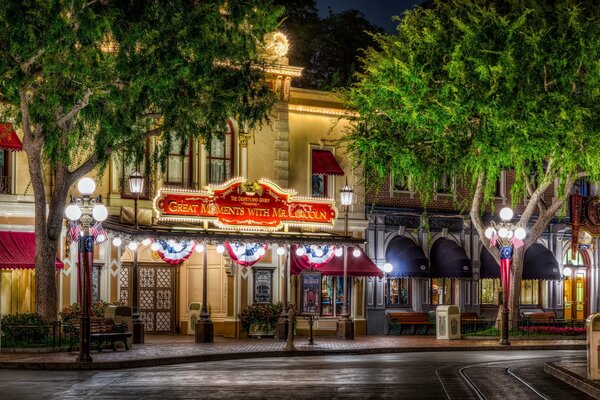 Rue de la ville nocturne à Disneyland américain