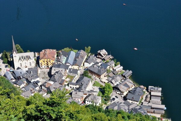 Village autrichien dans les montagnes. Vue de dessus