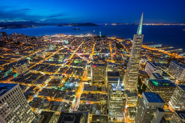 San Francisco por la noche con un cielo azul intenso