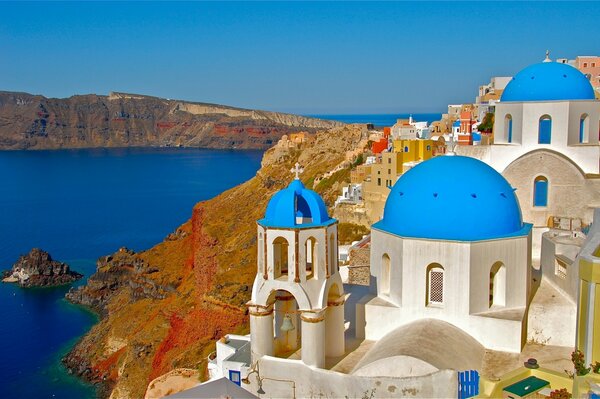 A Santorini, sulla costa, c è una chiesa su un alta scogliera