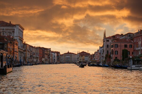 Blick vom Boot auf den Sonnenuntergang in Venedig