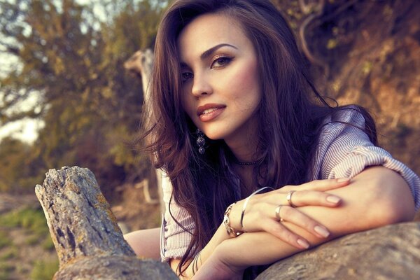 Bella ragazza con il trucco in natura