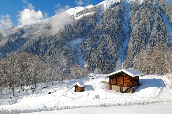 Casa de montaña en invierno en las montañas