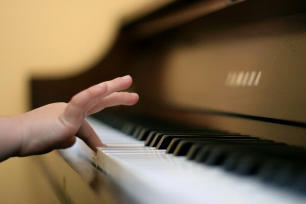 El niño aprende a tocar el piano