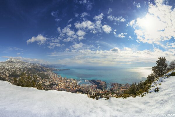 Monaco im Winter mit Schnee und Meer