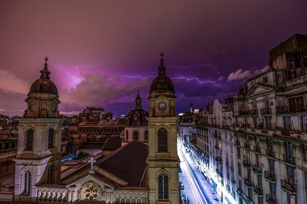 Foudre et orage dans la ville près du monastère