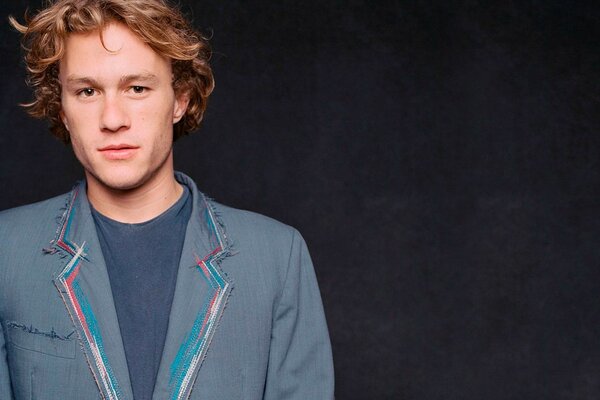 Heath ledger sur fond sombre