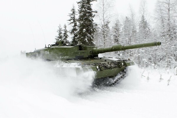 El tanque rompe a través de la nieve Virgen en el fondo del bosque