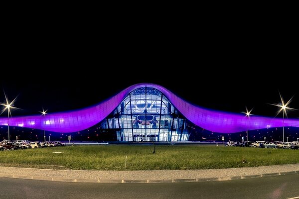 Piękne światła nocnego centrum handlowego