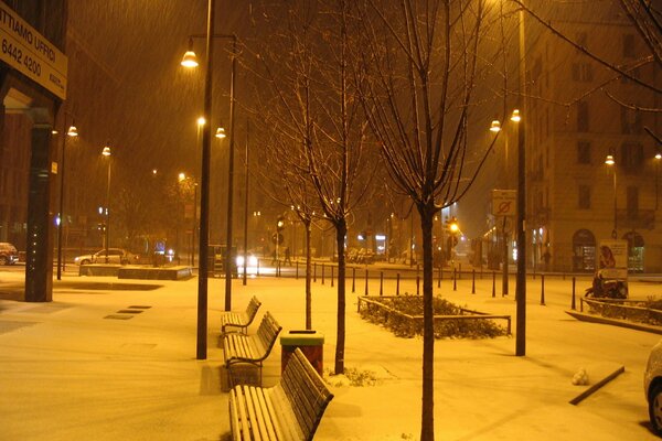 Первый снег в ночной Италии