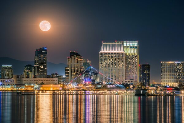 Blask budynków nocnego miasta San Diego