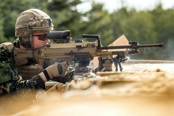 Soldat avec fusil en position. Guerre du mal