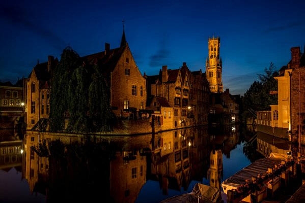 Las casas se reflejan en el agua por la noche