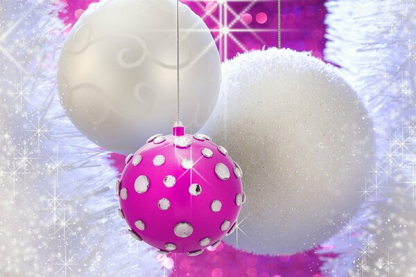 Tło noworoczne dwie białe i jedna różowa piłka