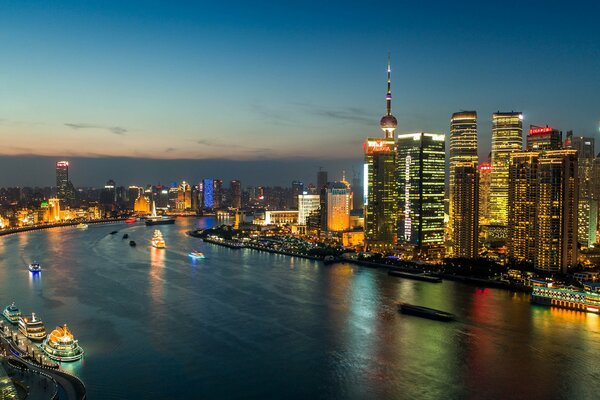 Ville de nuit en Chine et rivière