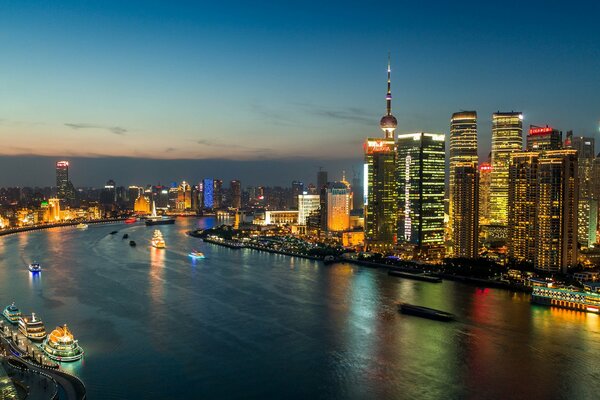 Città di notte in Cina e fiume