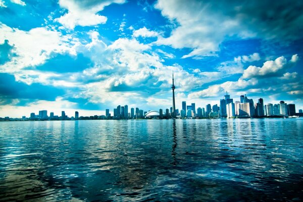 Lago azul, Toronto. En el horizonte hay una ciudad. Hermoso cielo
