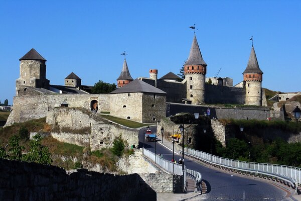 El famoso castillo de piedra en la ciudad de Kamianets-podilsky
