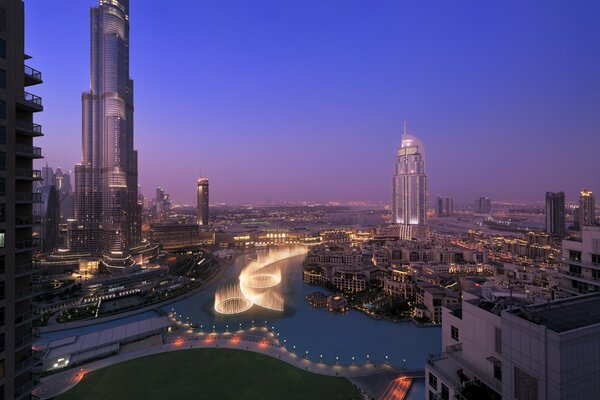 Panorama der Hochhäuser des abendlichen Dubai