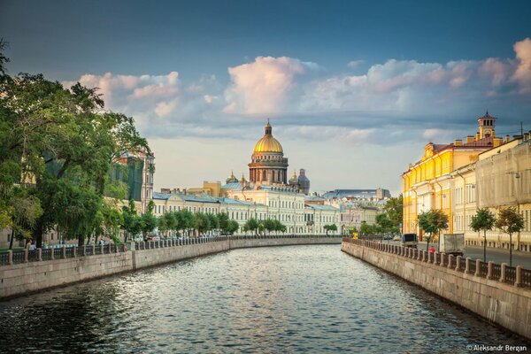 El Terraplén De San Petersburgo. Vista desde el canal