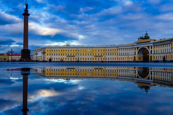 Place du palais à Saint-Pétersbourg
