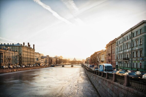 Rivière Lavoir dans la glace à Saint-Pétersbourg