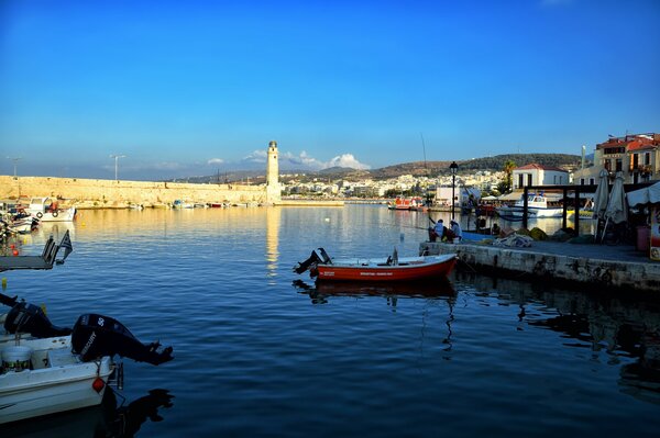 Die griechische Insel Kreta. Blick auf die Bucht und den Leuchtturm