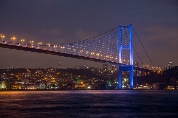 El puente en las luces en la noche es muy hermoso