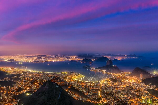 Vista de río de Janeiro y la bahía al atardecer