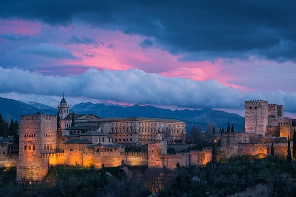 Alhambra w ramionach nocy. Wieczór w Alhambrze. Niebo Wieczorem w Granadzie, Hiszpania